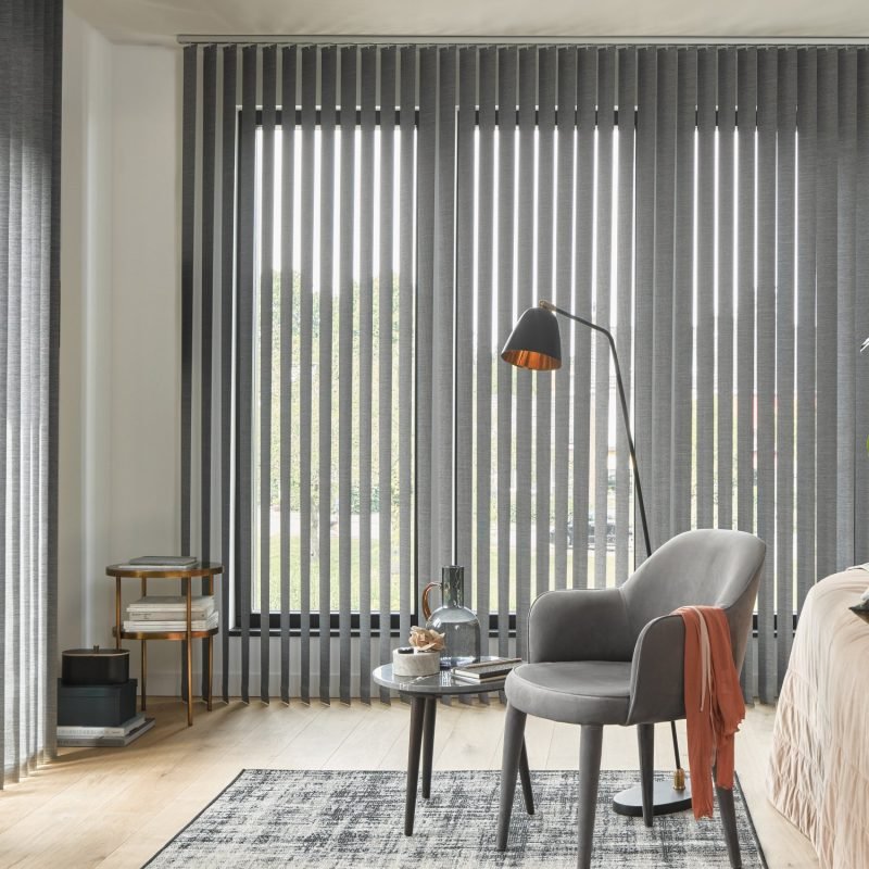 Vertikalios zaliuzes siluteje